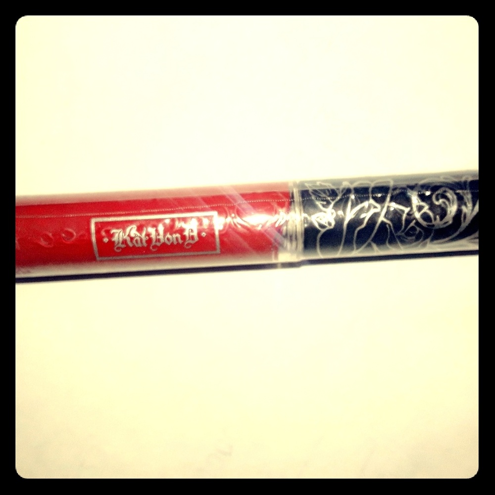 Kat Von D everlasting liquid lipstick Outlaw Red